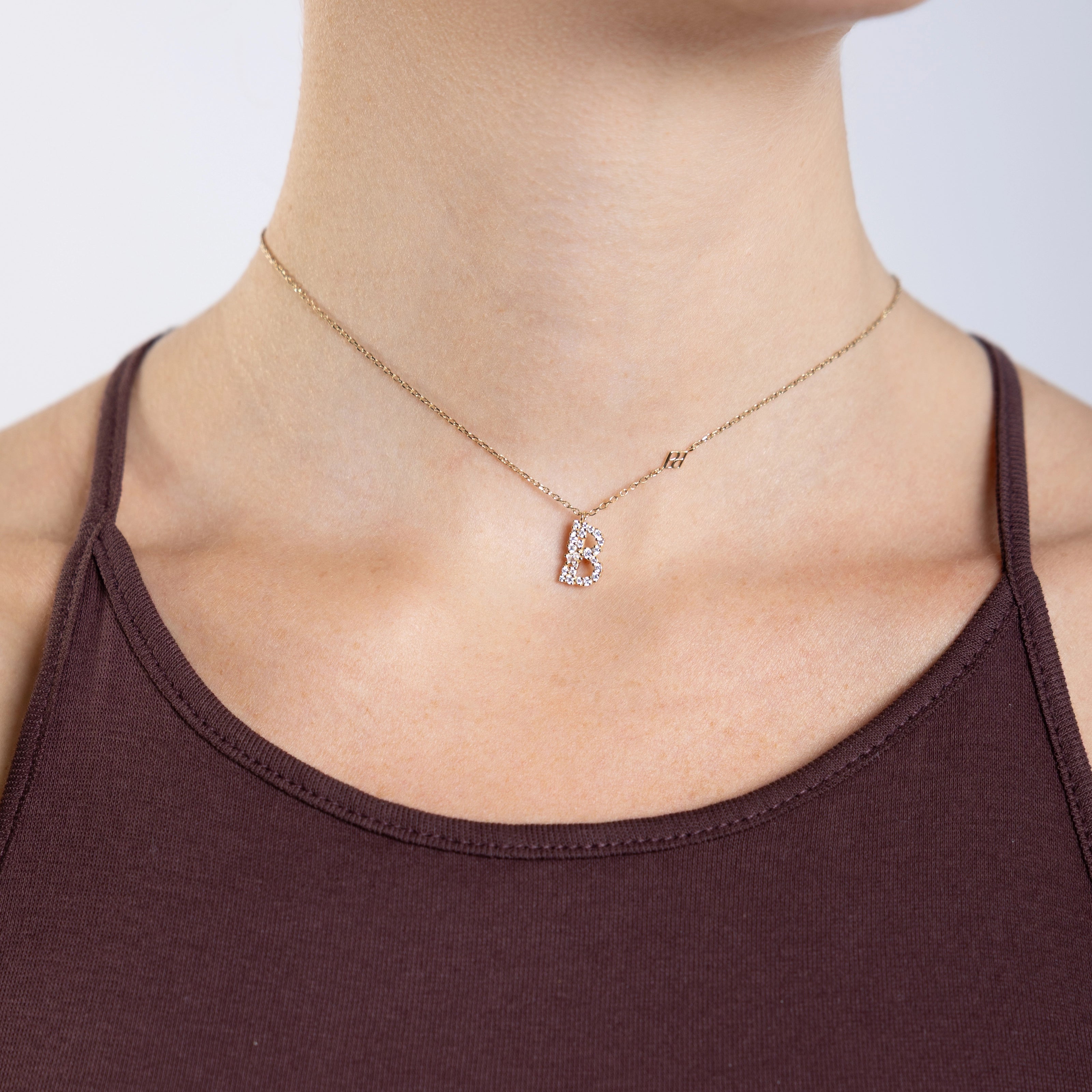 Collier Initiale B porté
