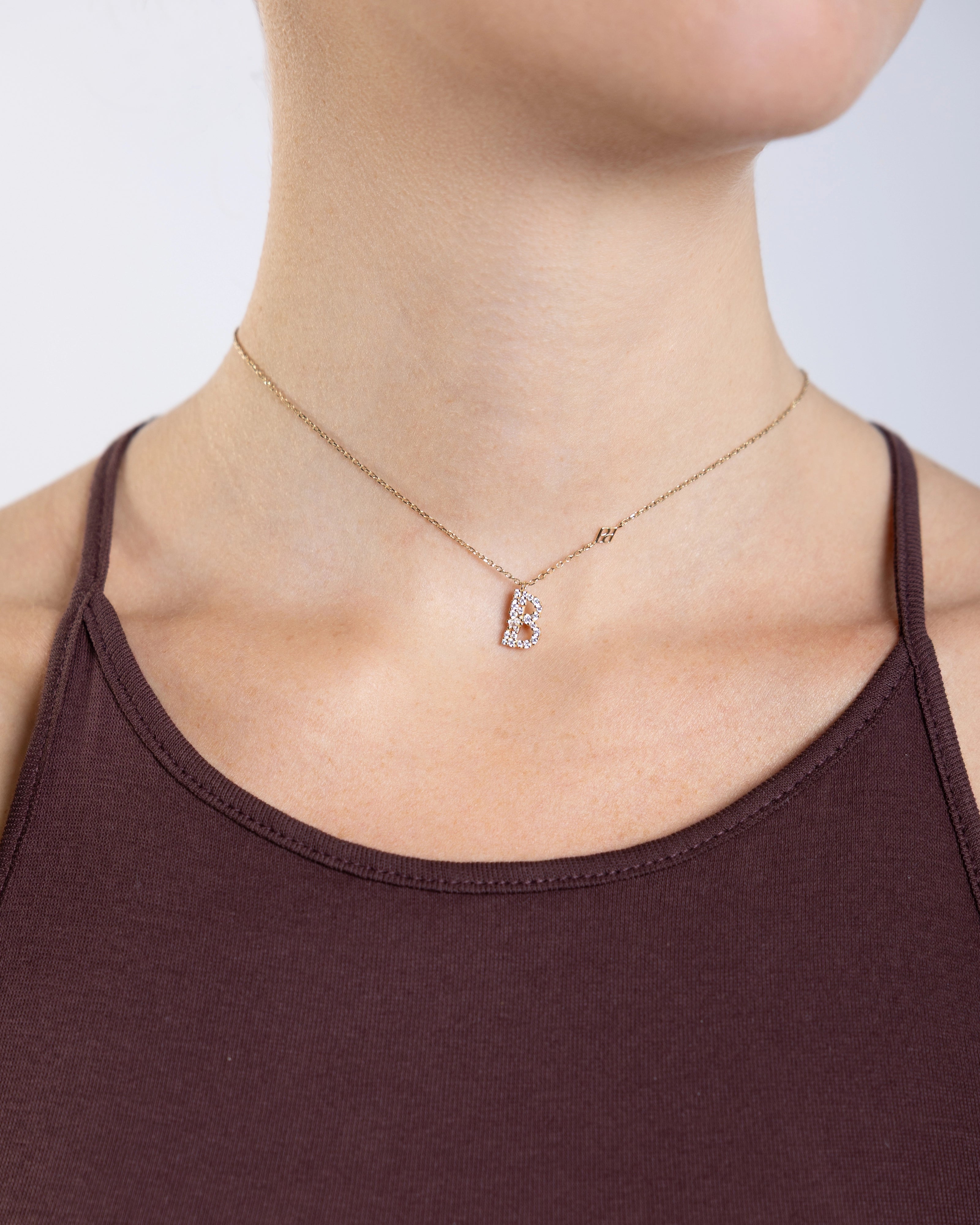 Collier Initiale B porté