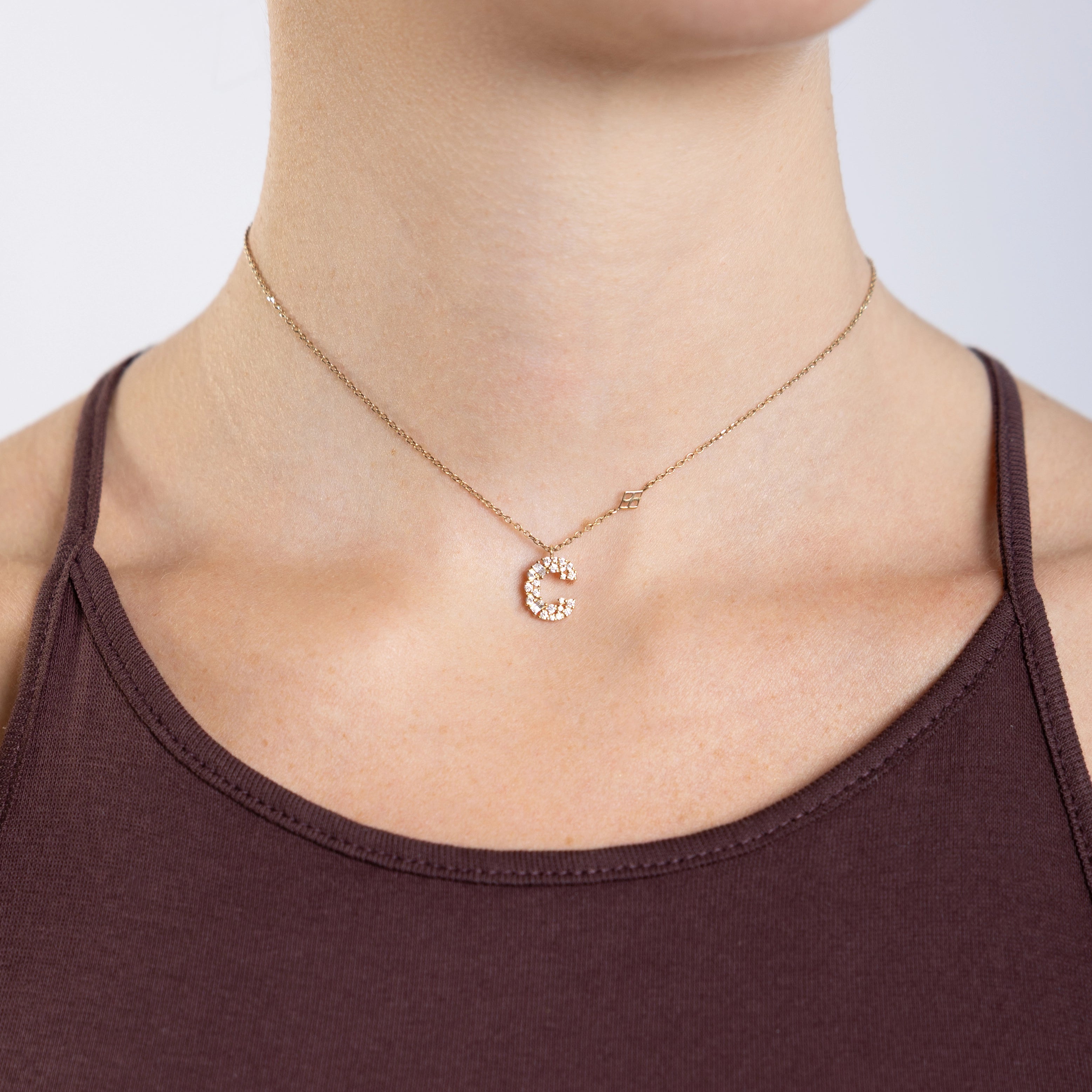 Collier Initiale C porté
