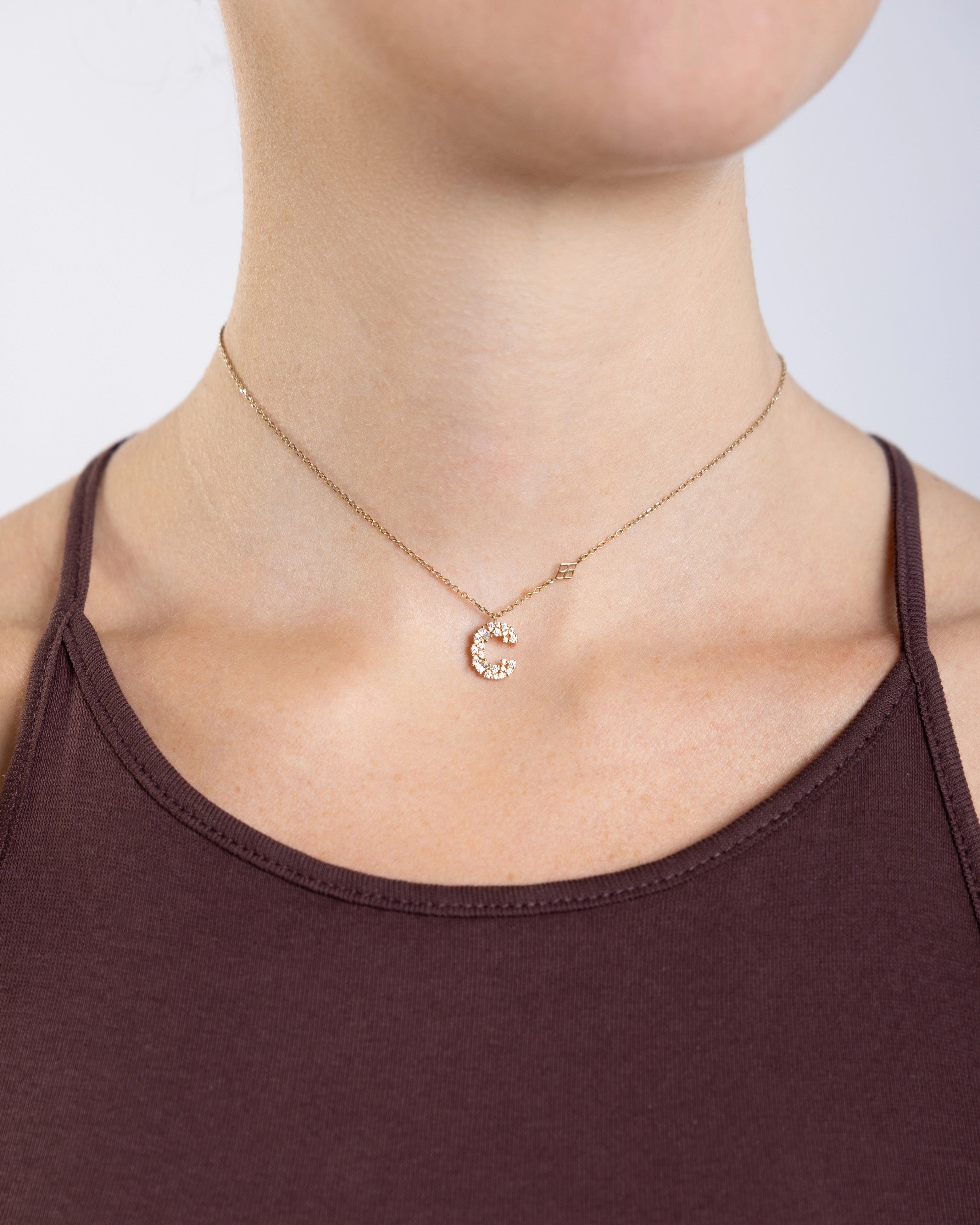 Collier Initiale C porté