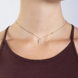 Collier Initiale E porté