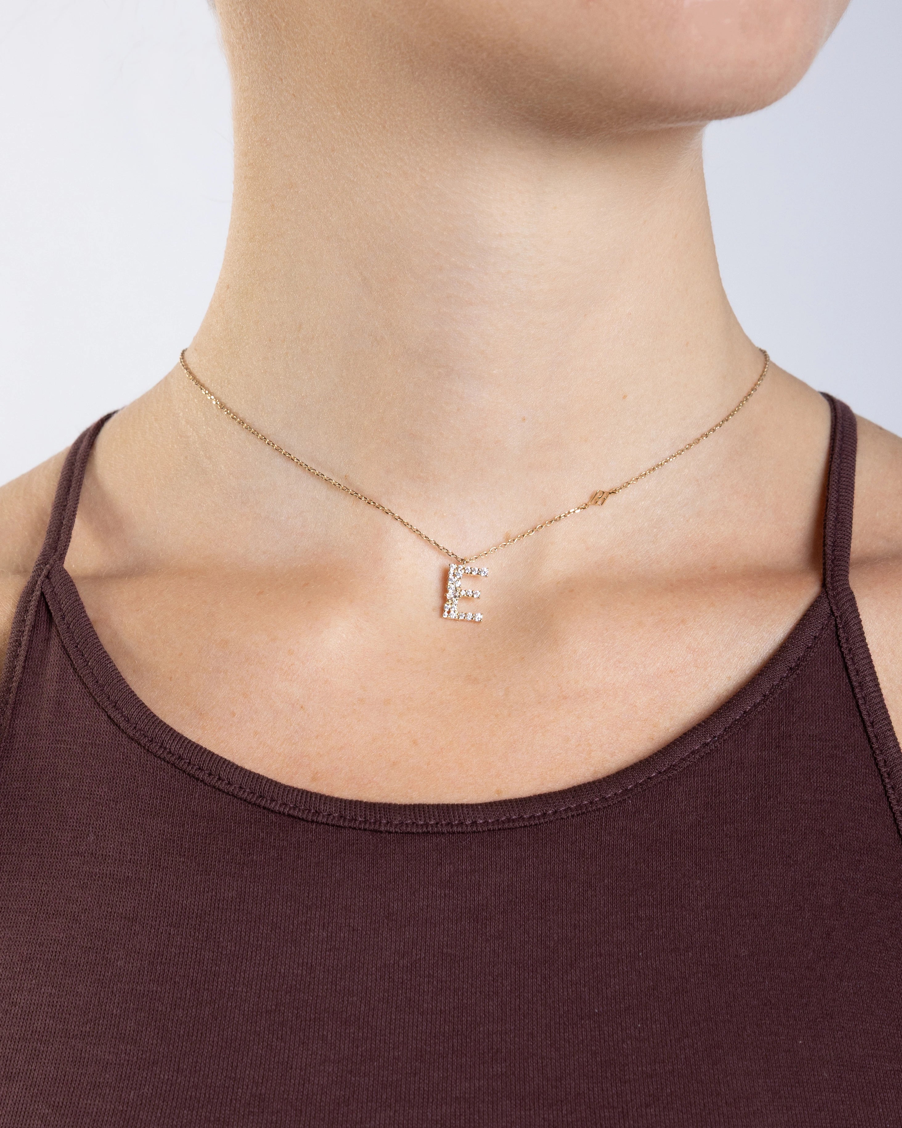 Collier Initiale E porté