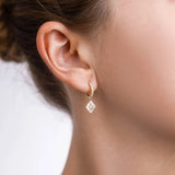 Boucles d'oreilles Miroir Pendantes portées à l'oreille