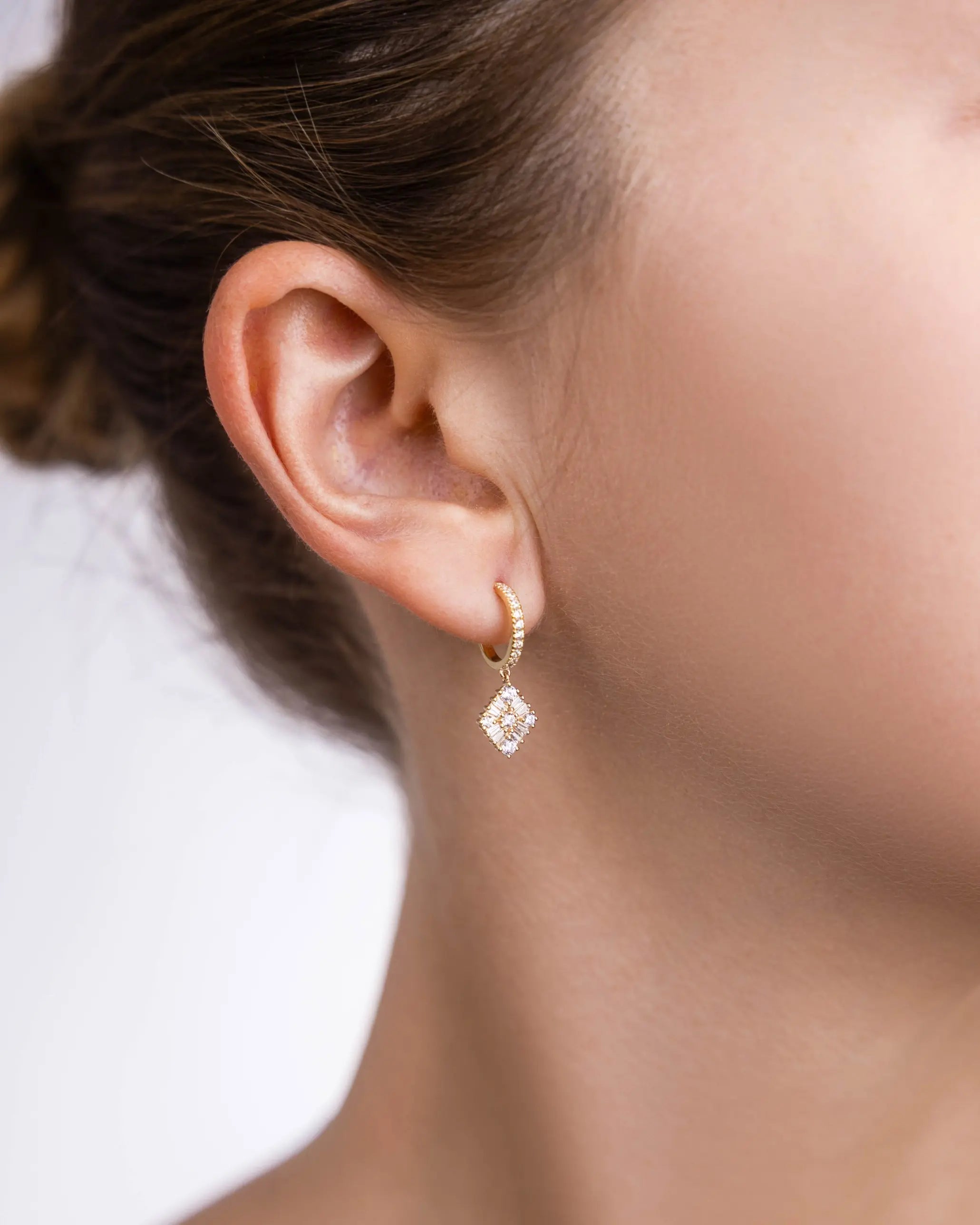 Boucles d'oreilles Miroir Pendantes portées à l'oreille