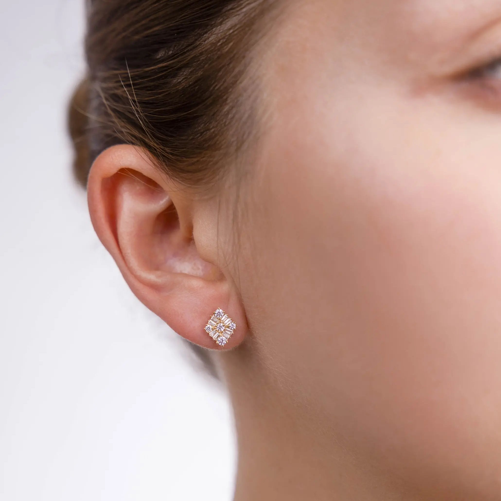 Boucles d'oreilles puces Miroir, détail du losange de pierres serties autour d'une pierre centrale
