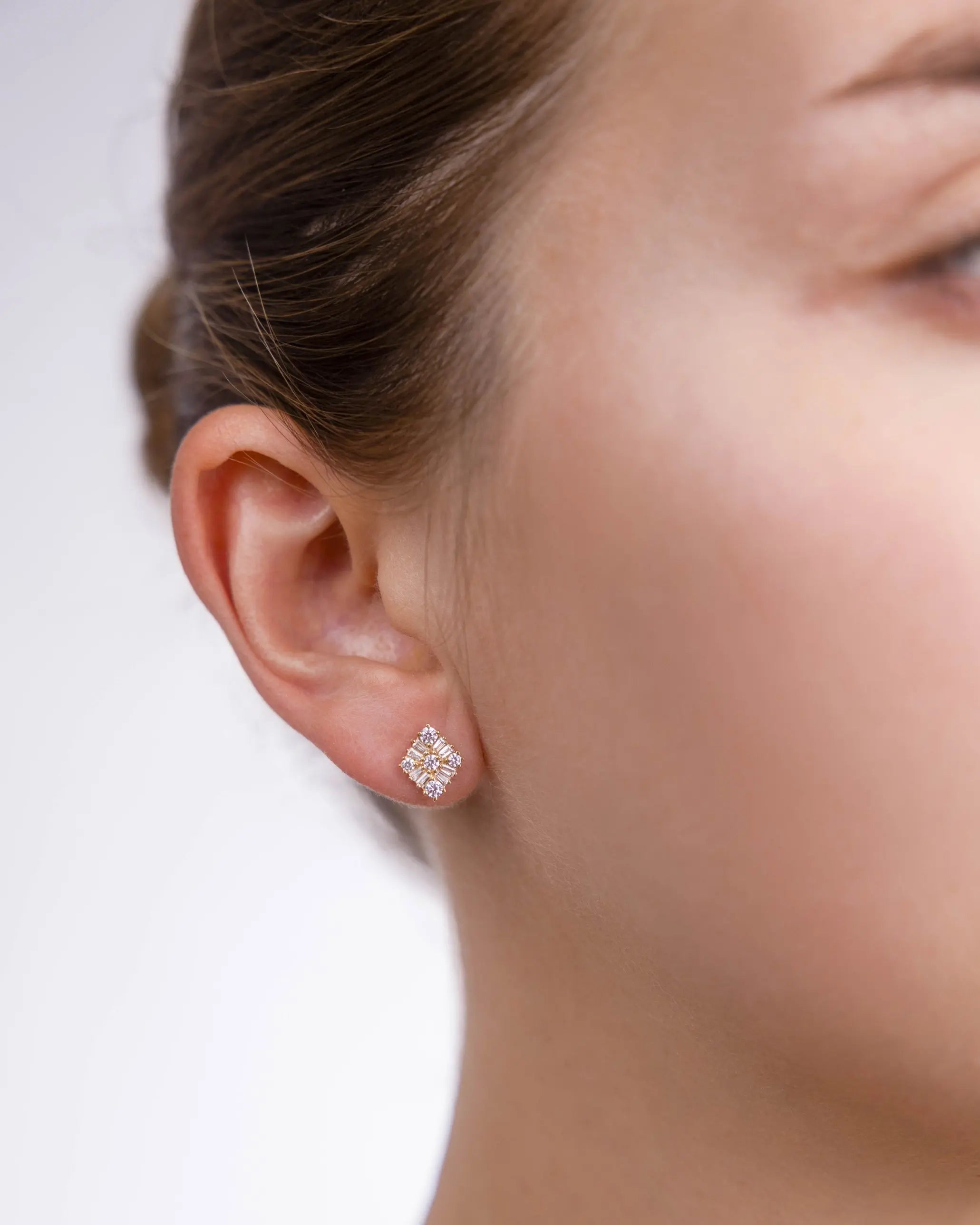 Boucles d'oreilles puces Miroir, détail du losange de pierres serties autour d'une pierre centrale