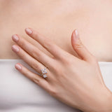 Bague Miroir Duo portée au doigt