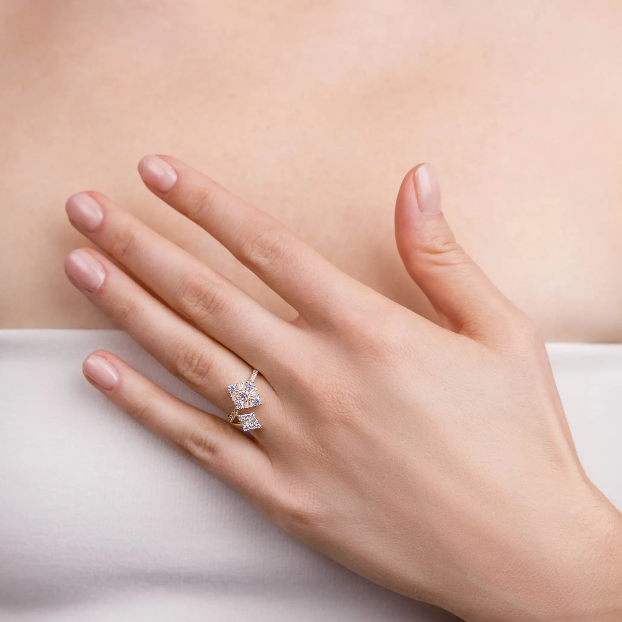 Bague Miroir Duo portée au doigt