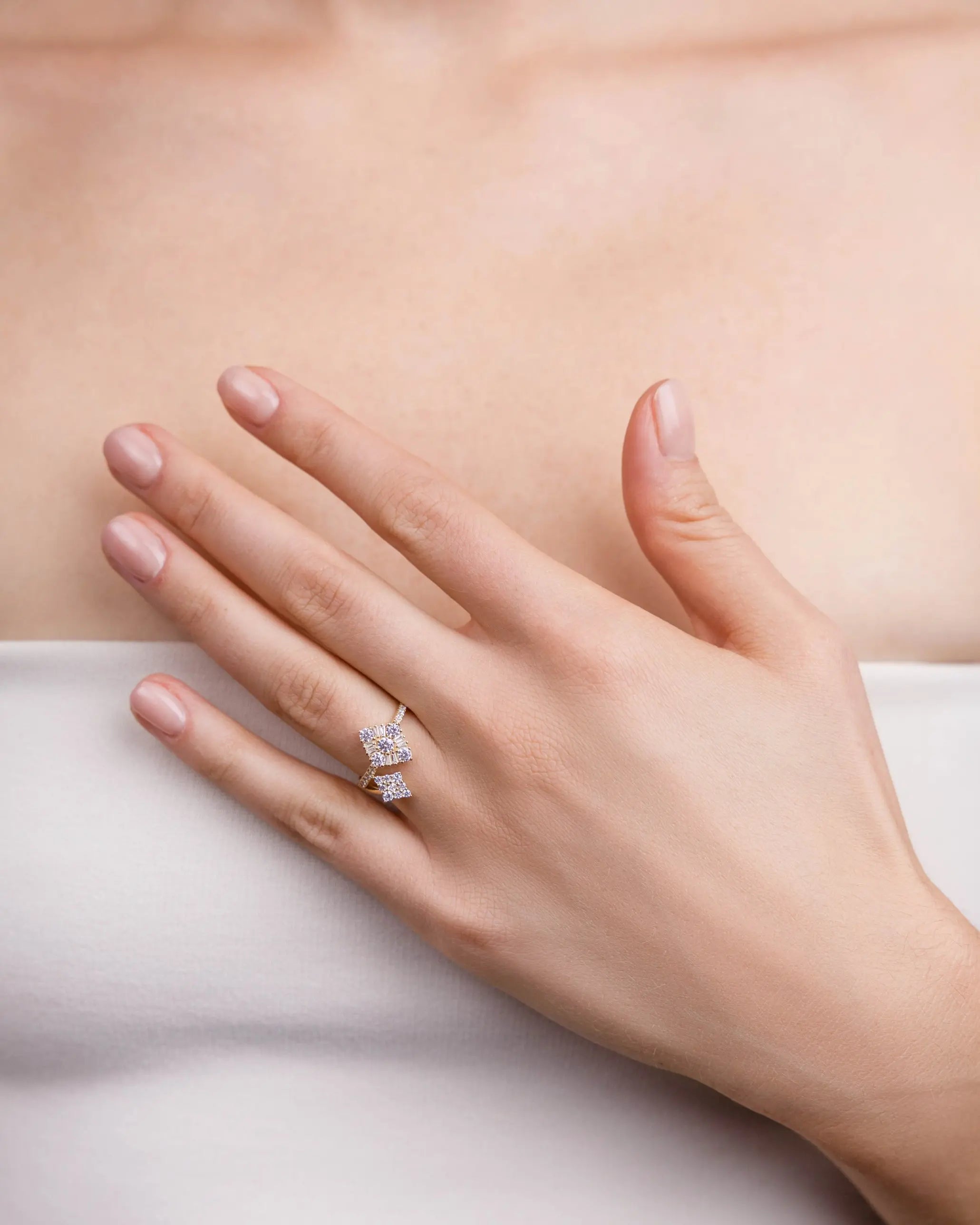 Bague Miroir Duo portée au doigt