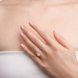 Bague Miroir portée au doigt