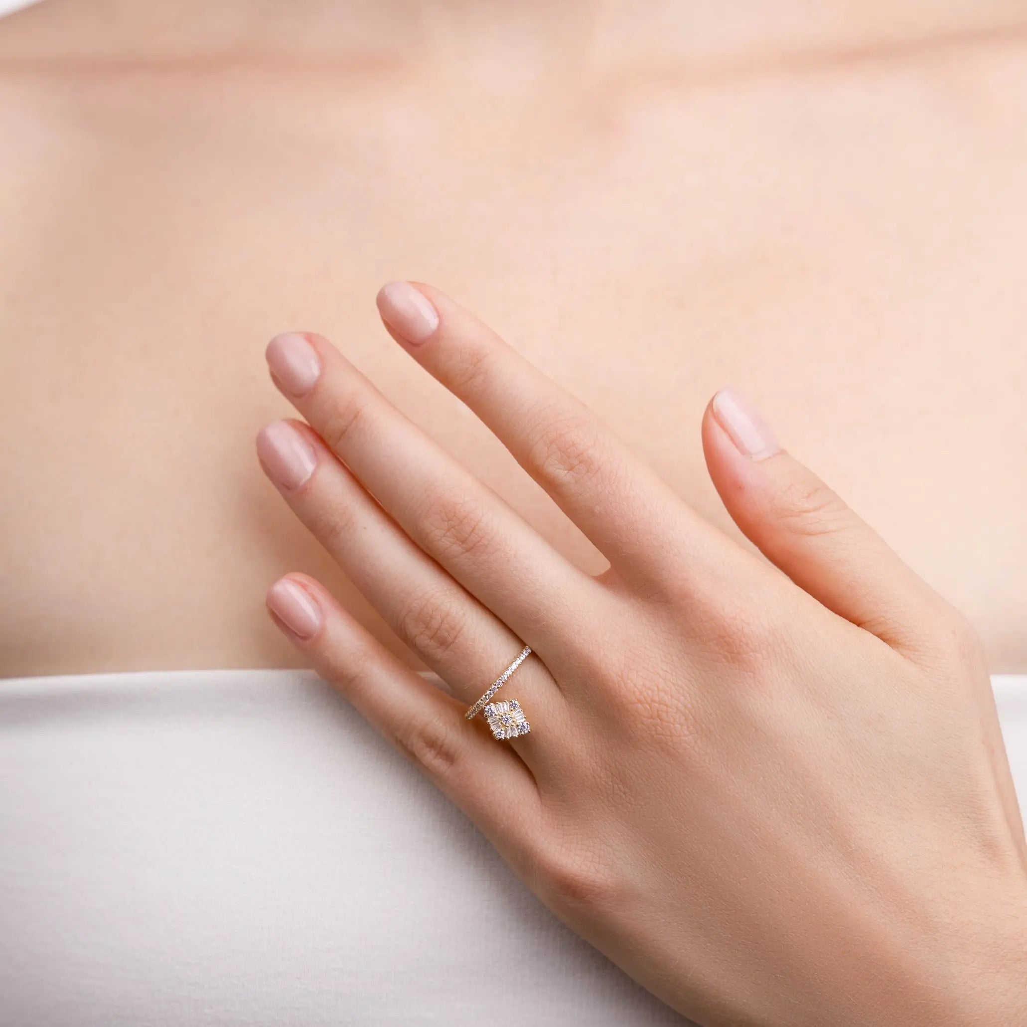 Bague Miroir portée au doigt