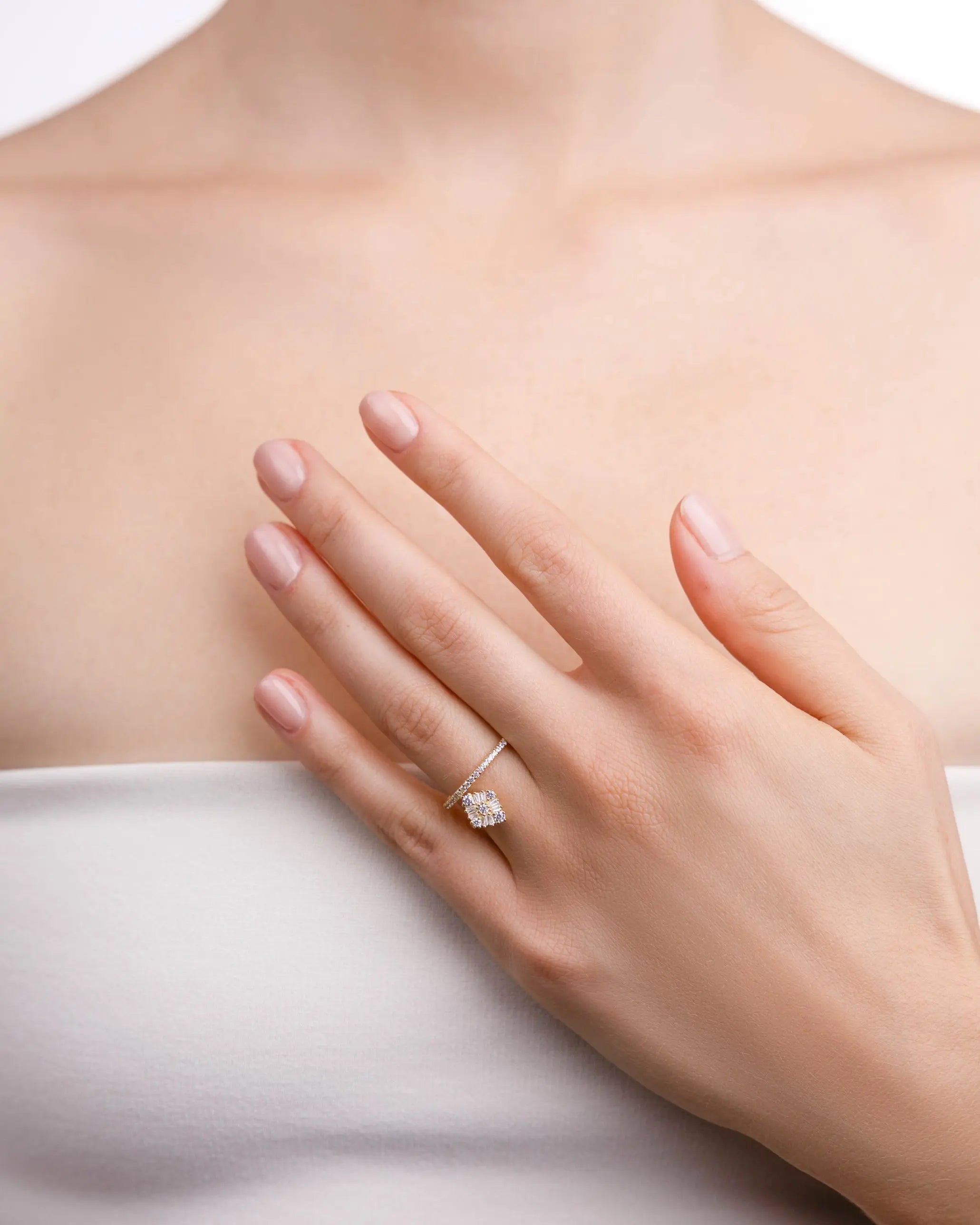 Bague Miroir portée au doigt
