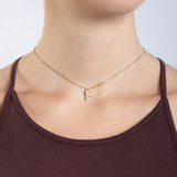 Collier Initiale F porté