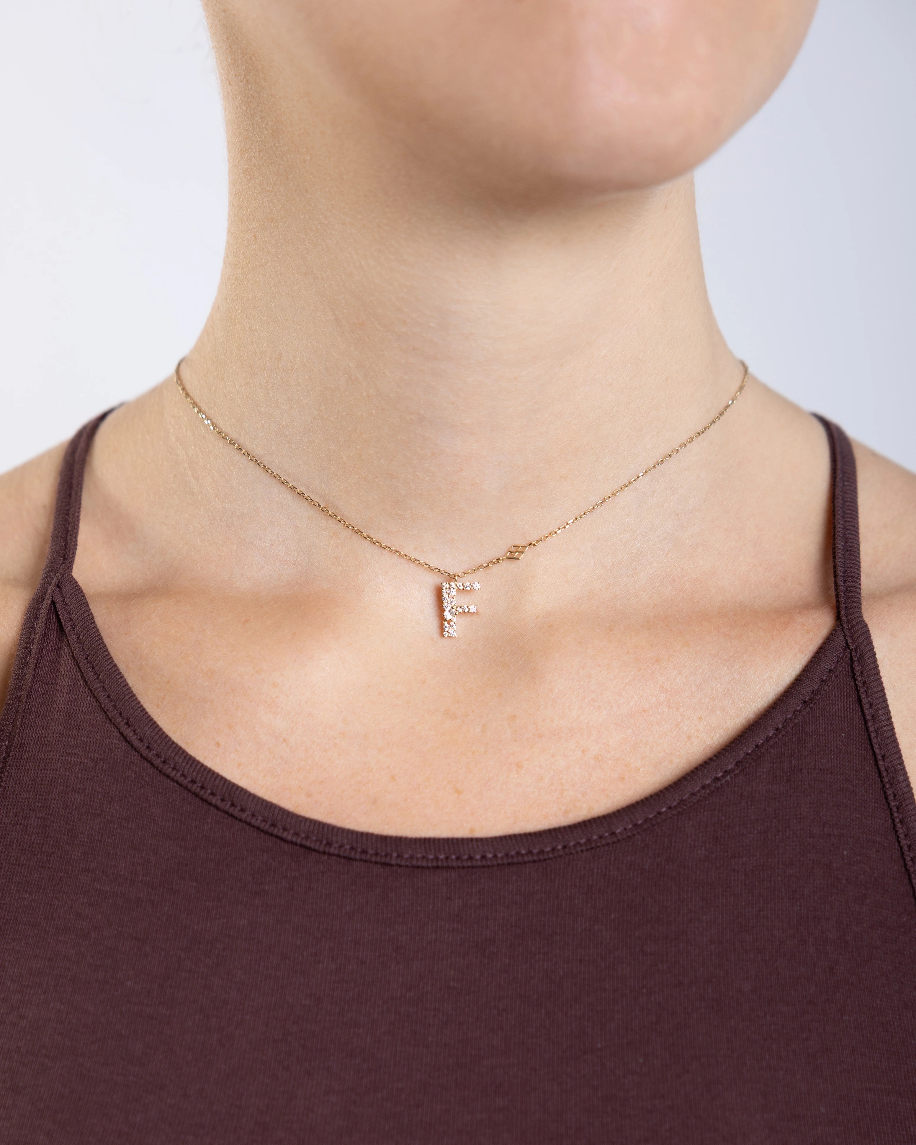 Collier Initiale F porté