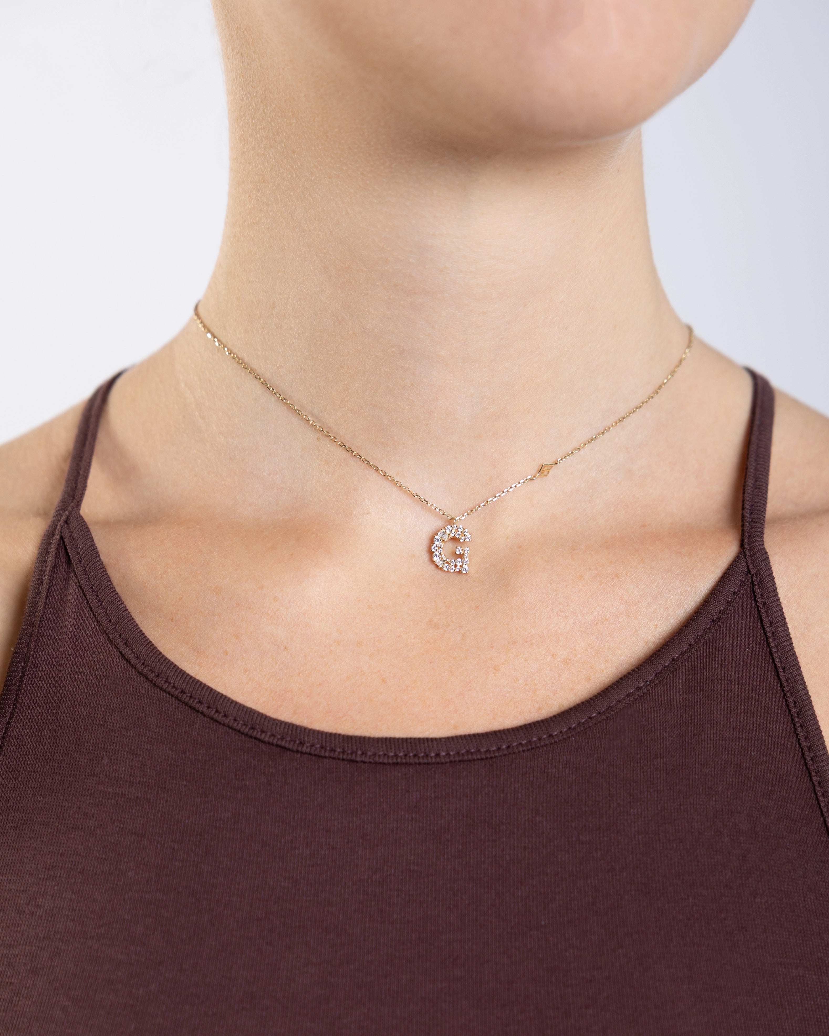 Collier Initiale G porté