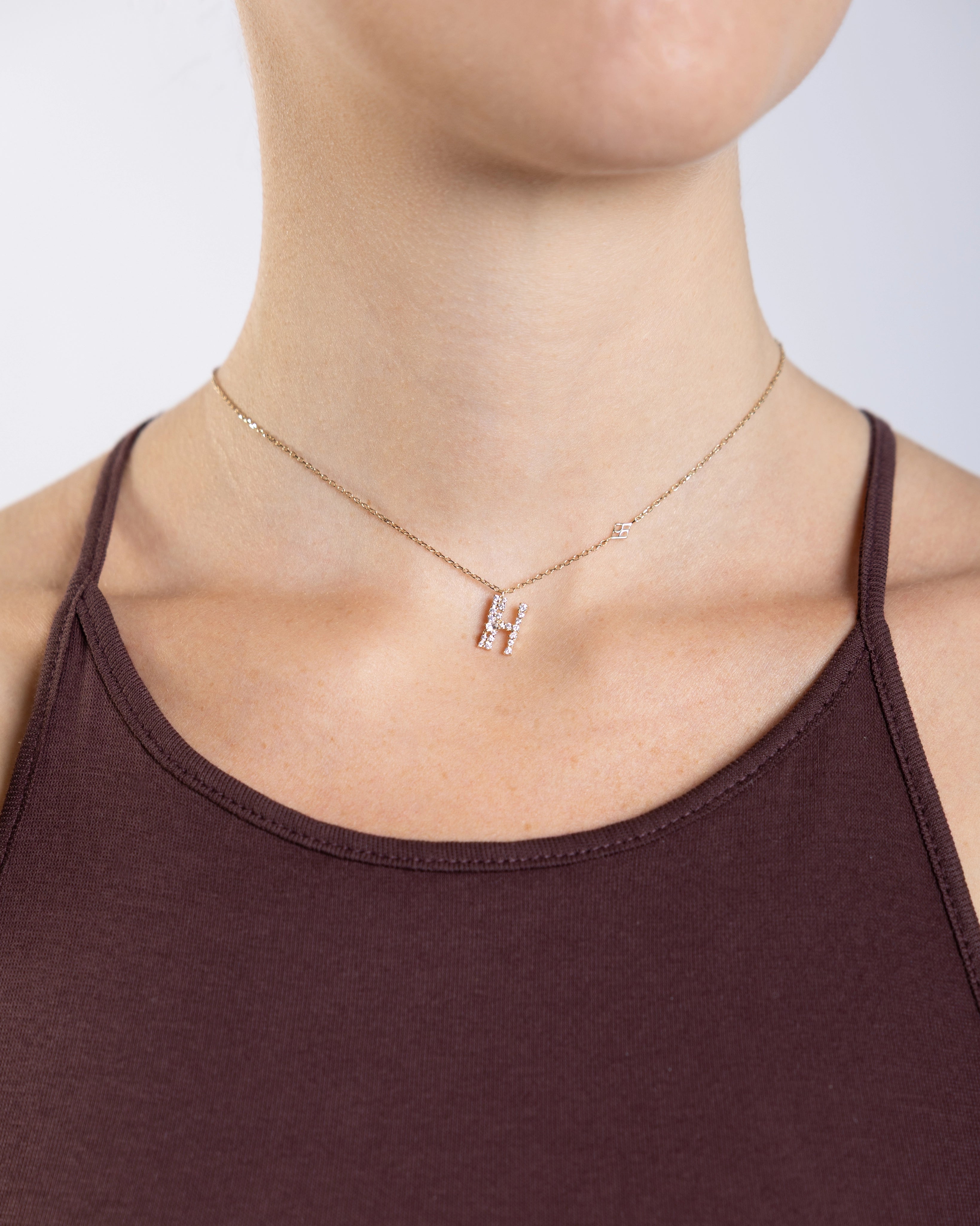Collier Initiale H porté