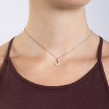 Collier Initiale J porté