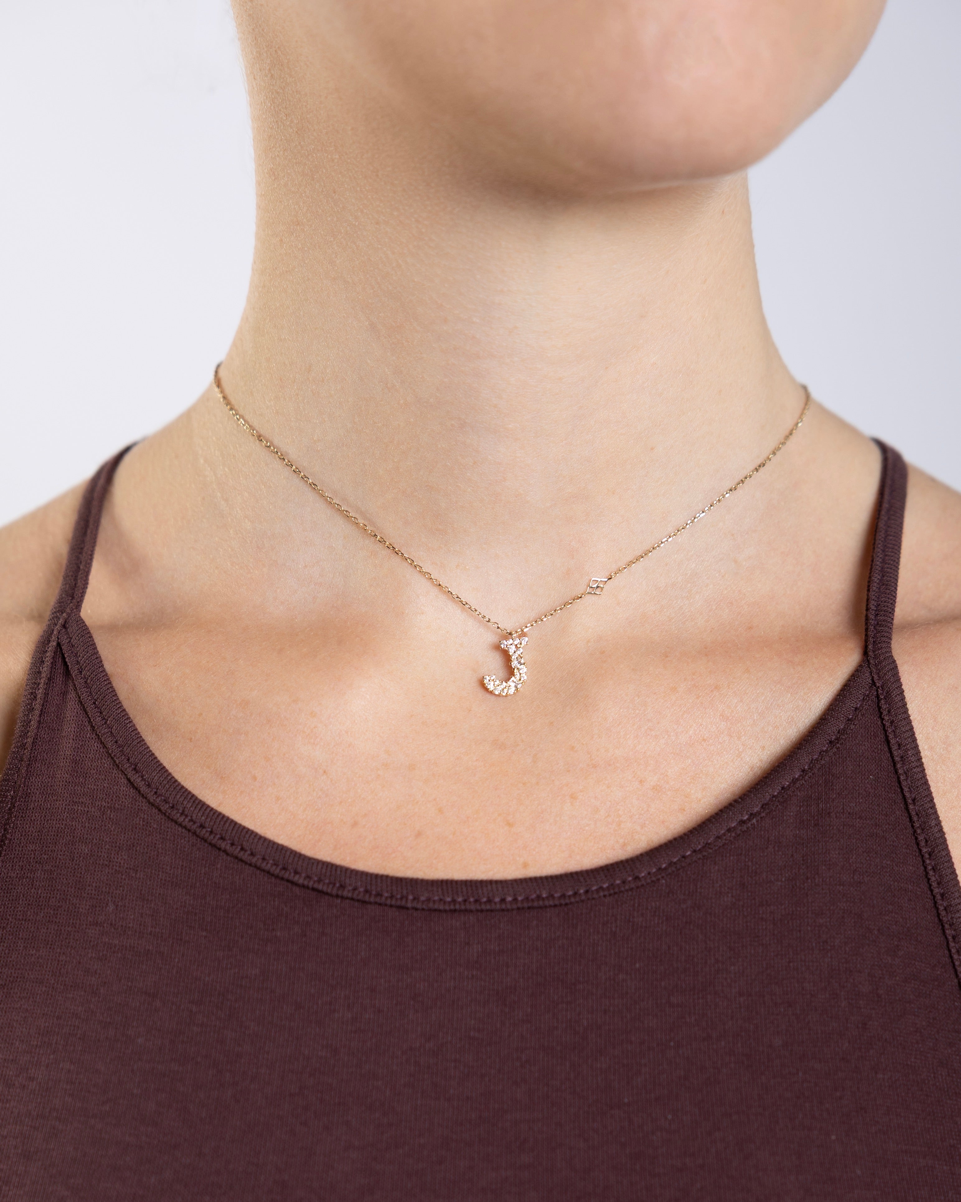 Collier Initiale J porté