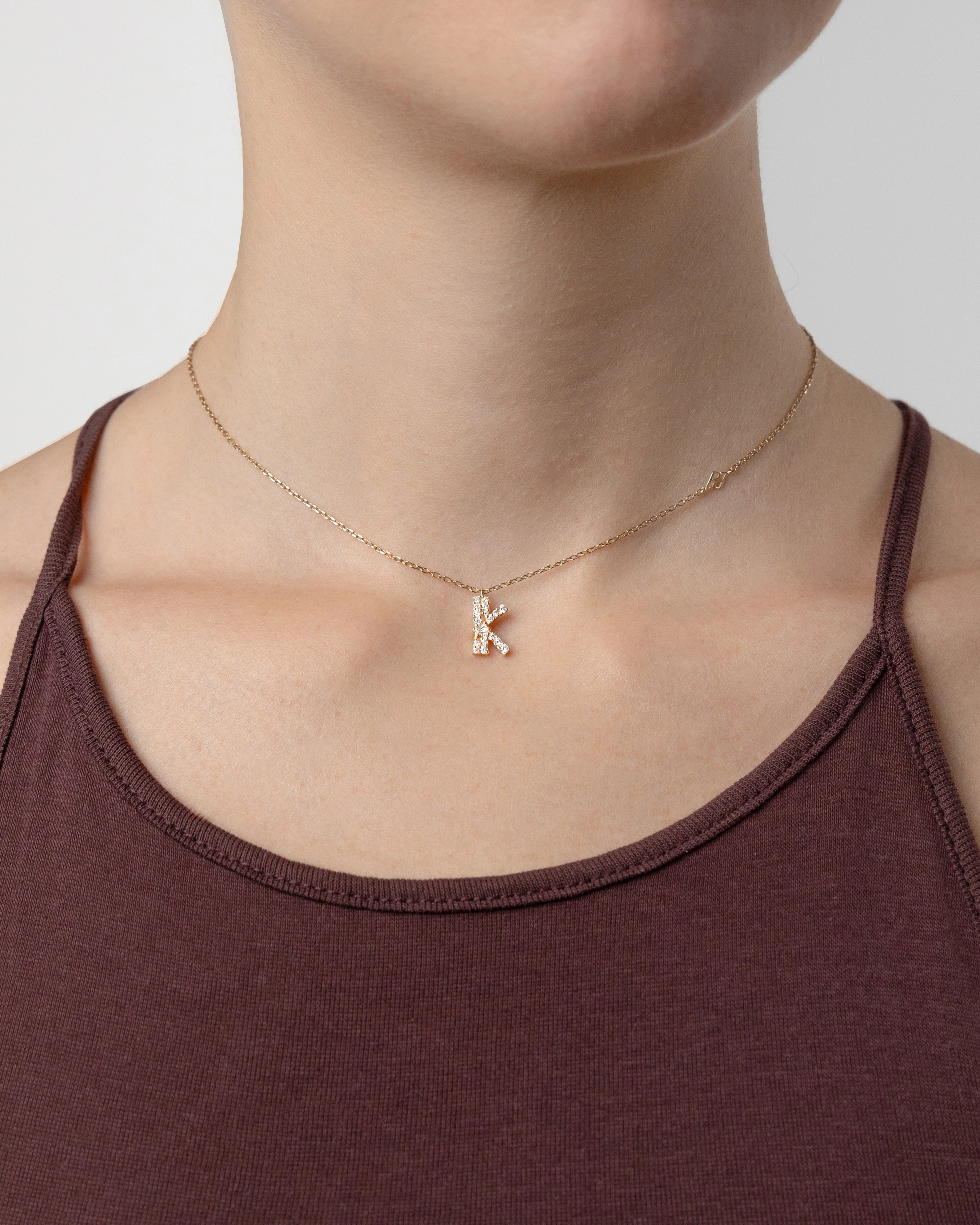 Collier Initiale K porté