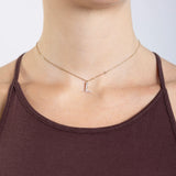 Collier Initiale L porté