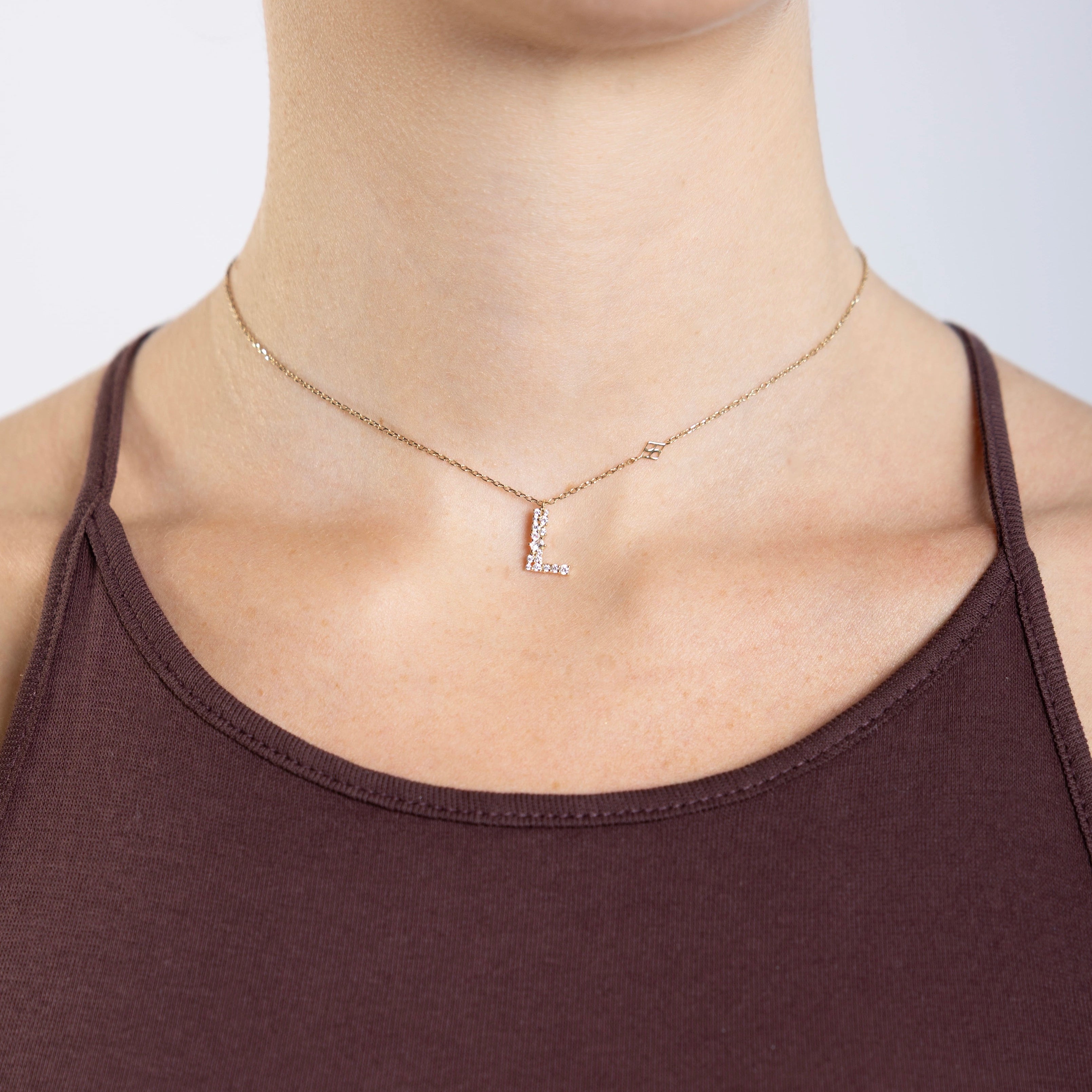 Collier Initiale L porté