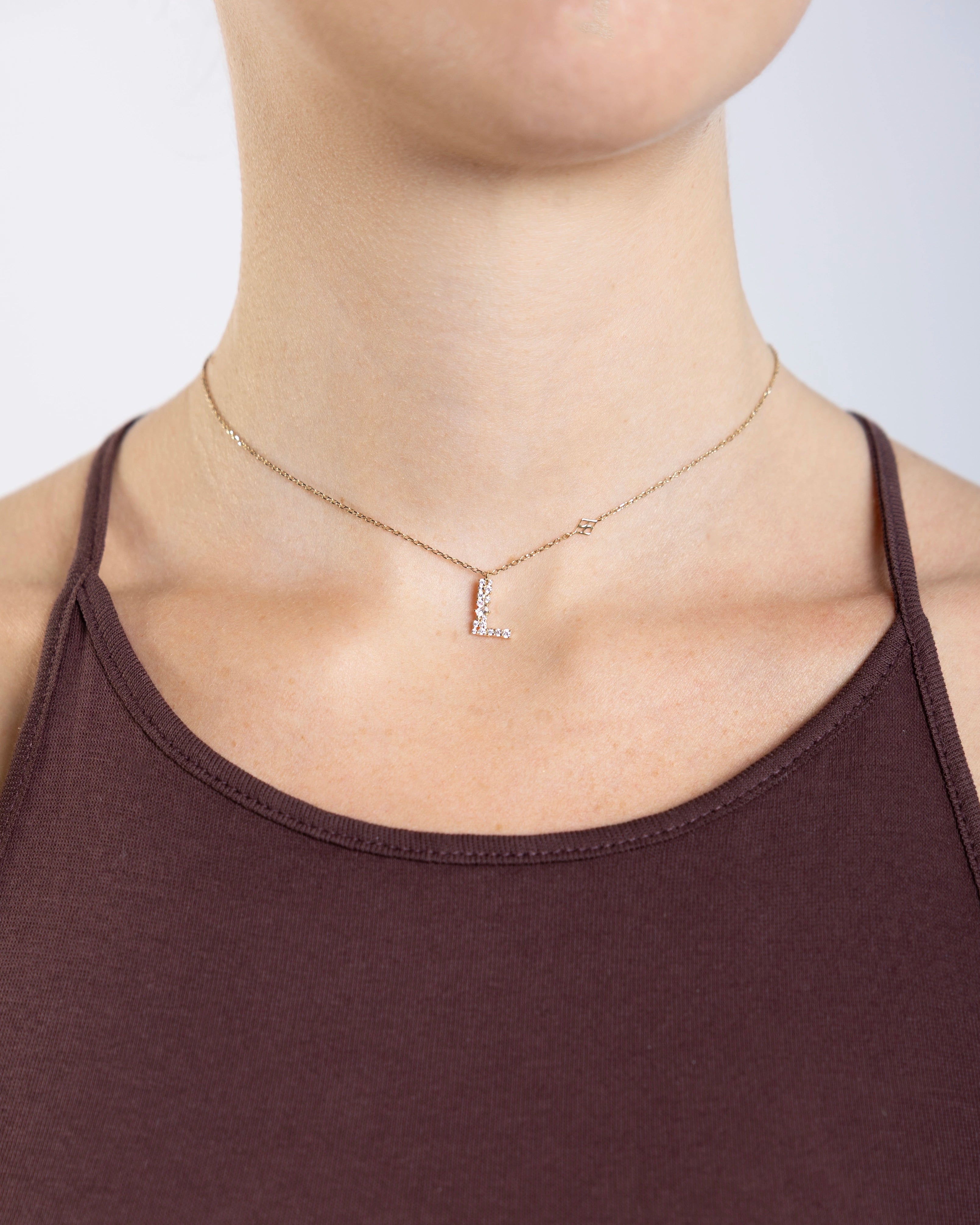 Collier Initiale L porté
