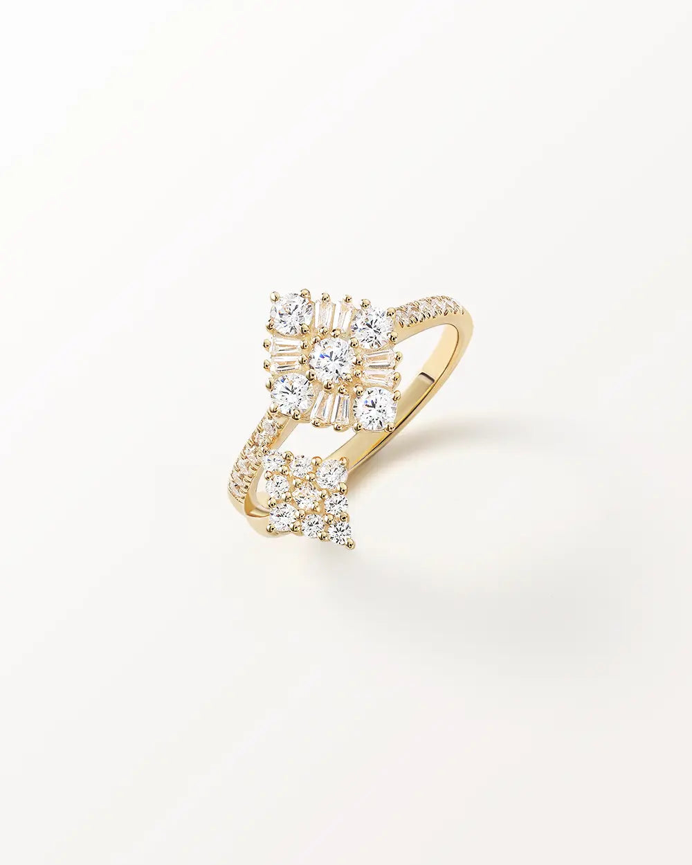 Bague Miroir Duo, détail du losange de pierres rondes et baguettes