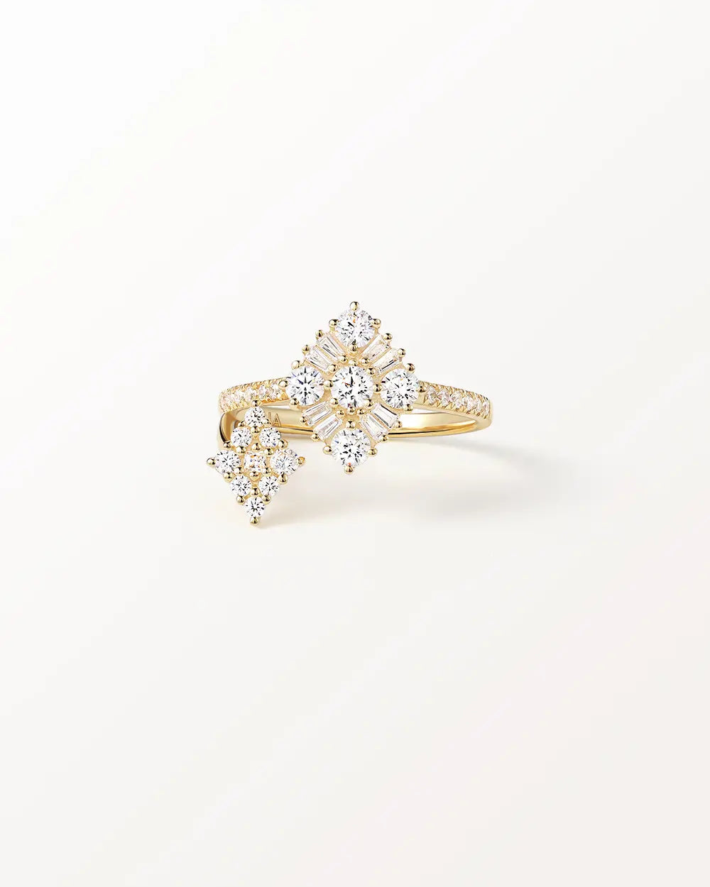 Bague Miroir Duo en or jaune, deux losanges de pierres serties aux extrémités de l'anneau, vue de face