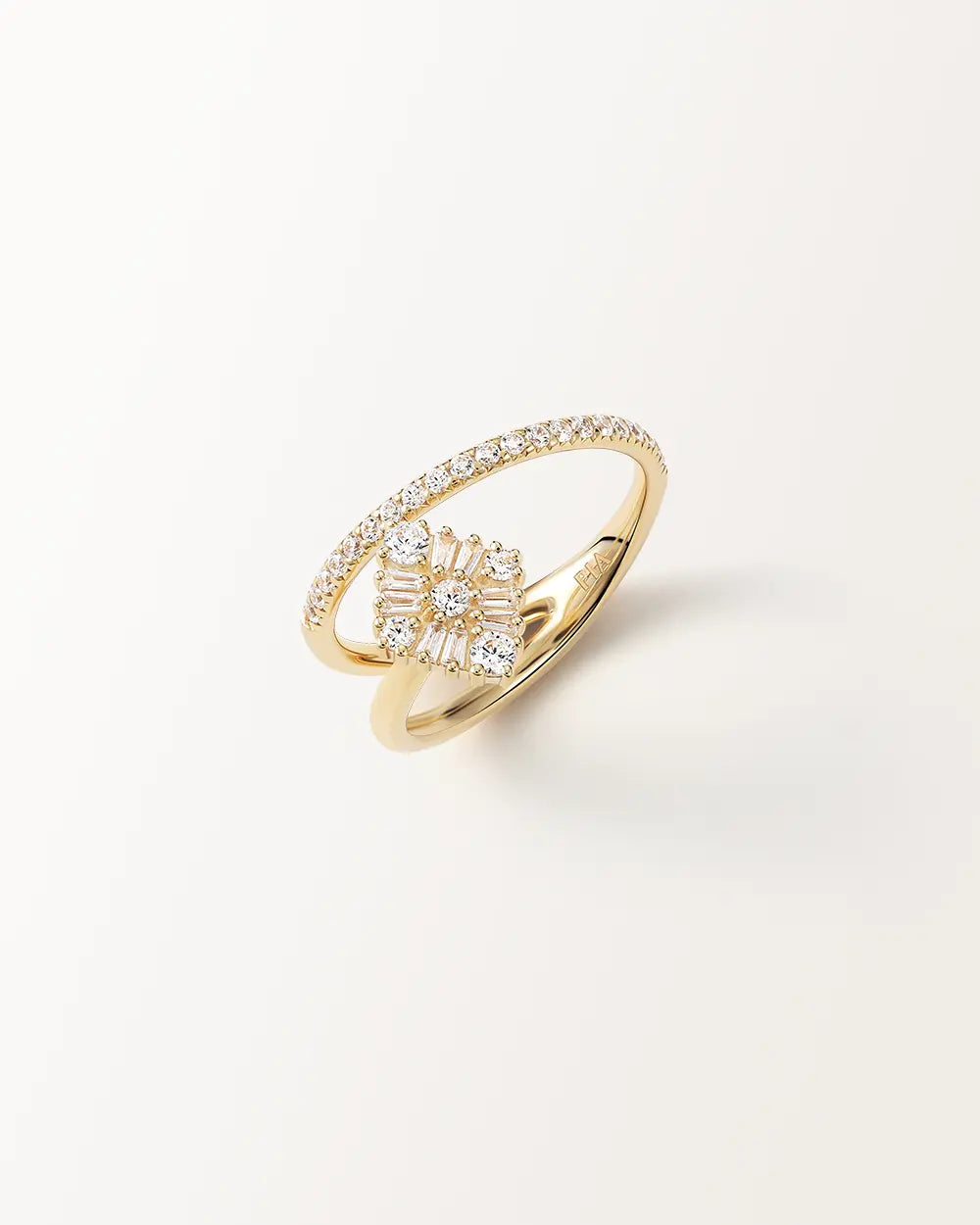Bague Miroir en or jaune, losange de pierres rondes et baguettes entre deux anneaux, vue de face