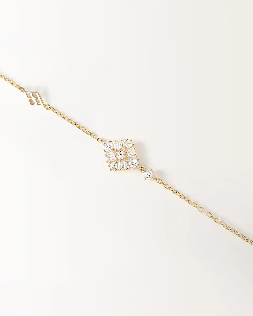 Bracelet Miroir, détail du losange de pierres serties autour d'une pierre centrale