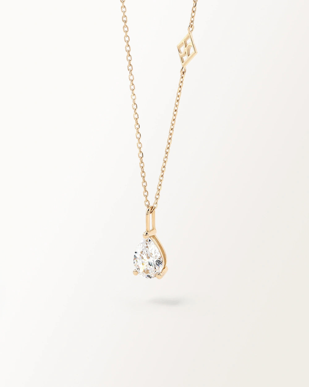 Collier Poire en or jaune, pendentif poire et chaîne fine, vue de trois quarts