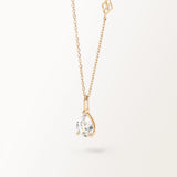 Collier Poire en or jaune, pendentif poire et chaîne fine, vue de trois quarts