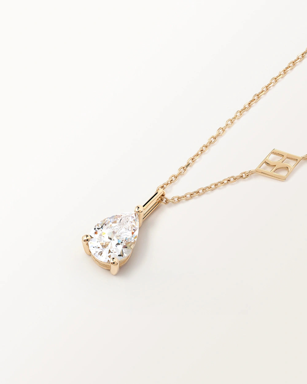 Collier Poire, détail de la pierre unique sertie taillée en poire sur or jaune