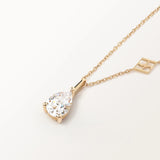 Collier Poire, détail de la pierre unique sertie taillée en poire sur or jaune