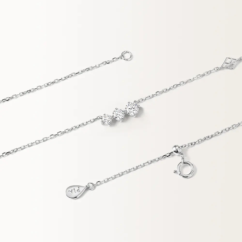 Collier Trois en or blanc, motif à trois oxydes de zirconium