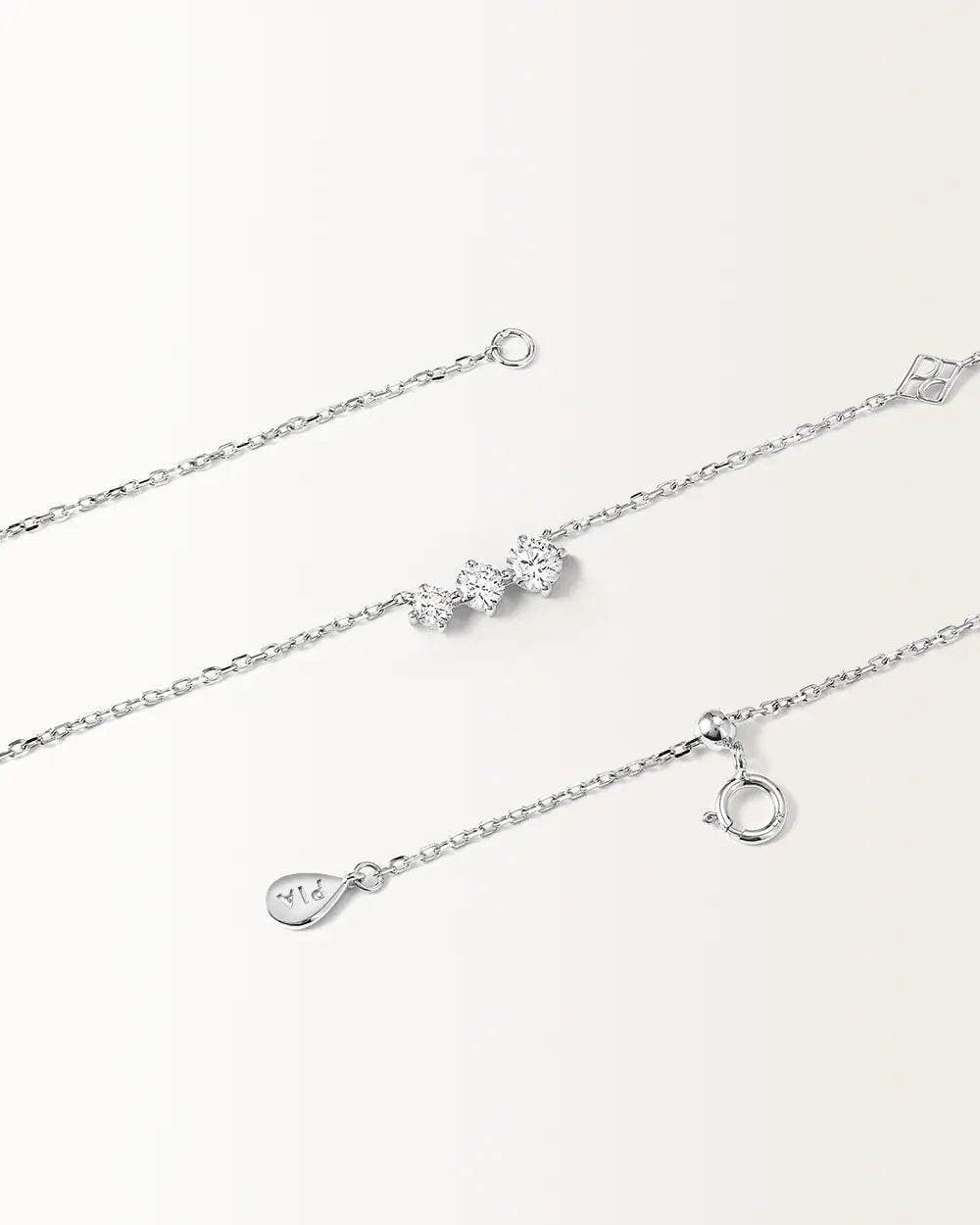 Collier Trois en or blanc, motif à trois oxydes de zirconium
