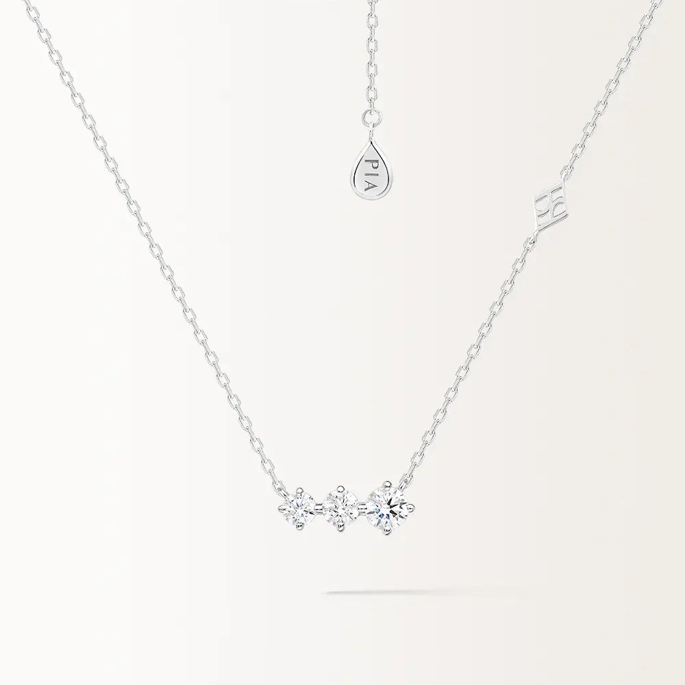 Collier Trois en or blanc, motif à trois oxydes de zirconium