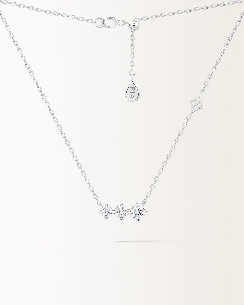 Collier Trois en or blanc, motif à trois oxydes de zirconium