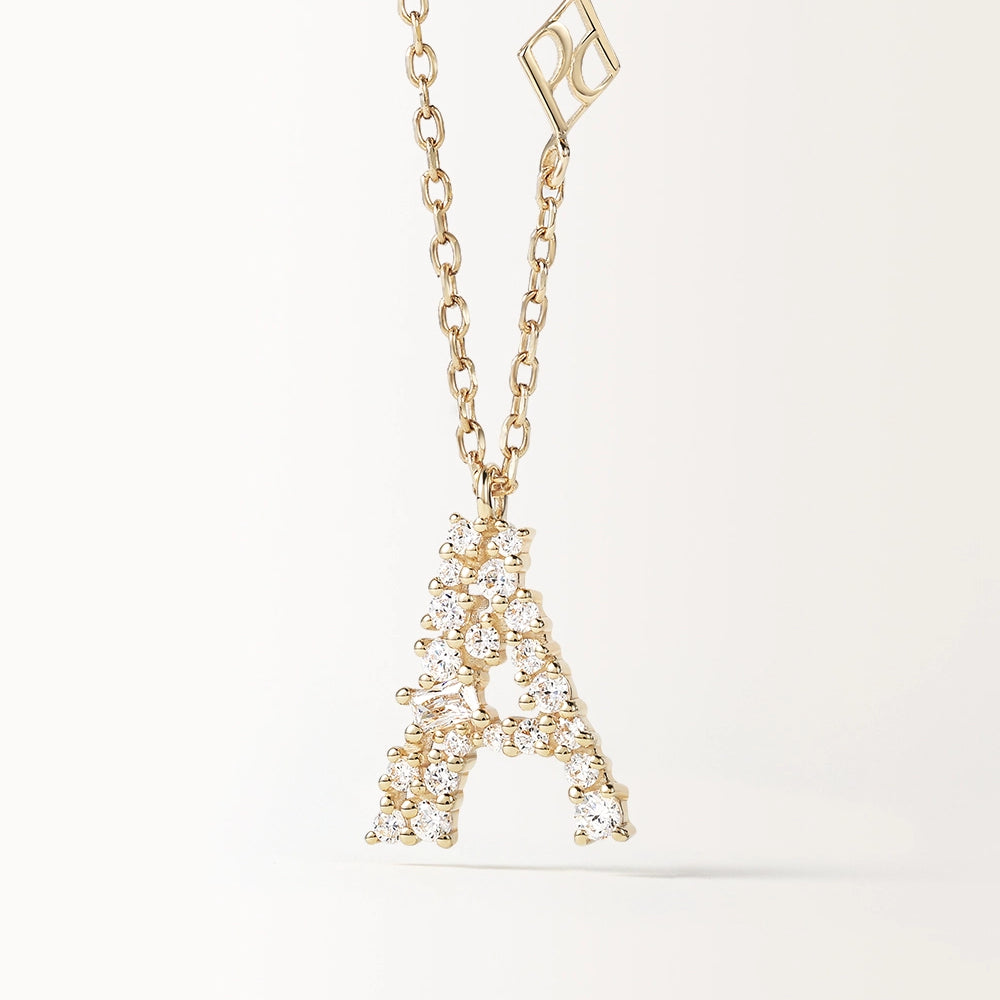 Collier Initiale A en vue zoomée sur la lettre