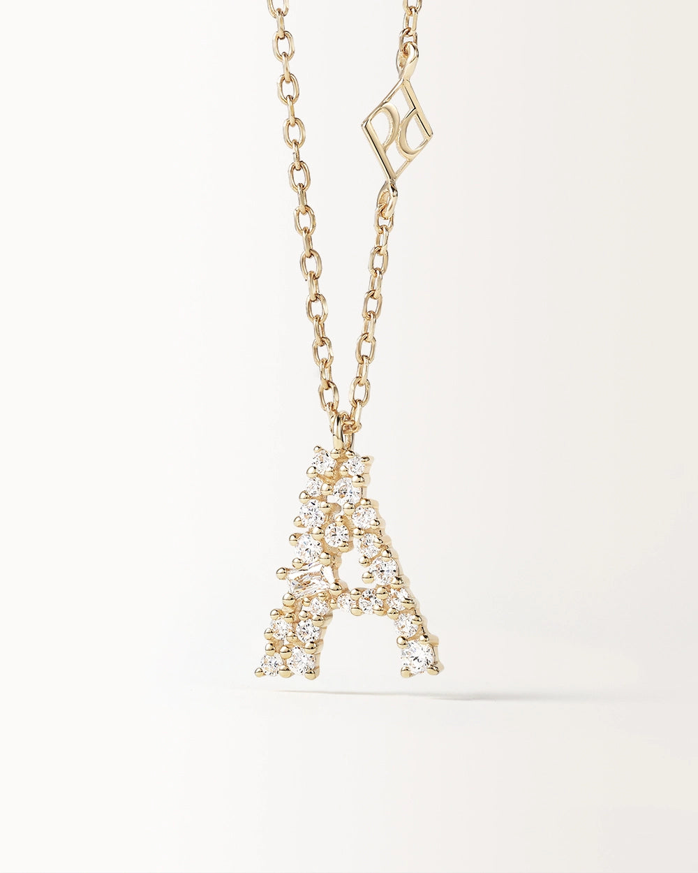 Collier Initiale A en vue zoomée sur la lettre
