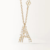 Collier Initiale A en vue zoomée sur la lettre