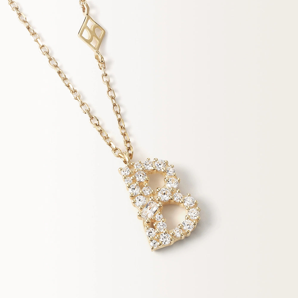 Collier Initiale B en vue zoomée sur la lettre