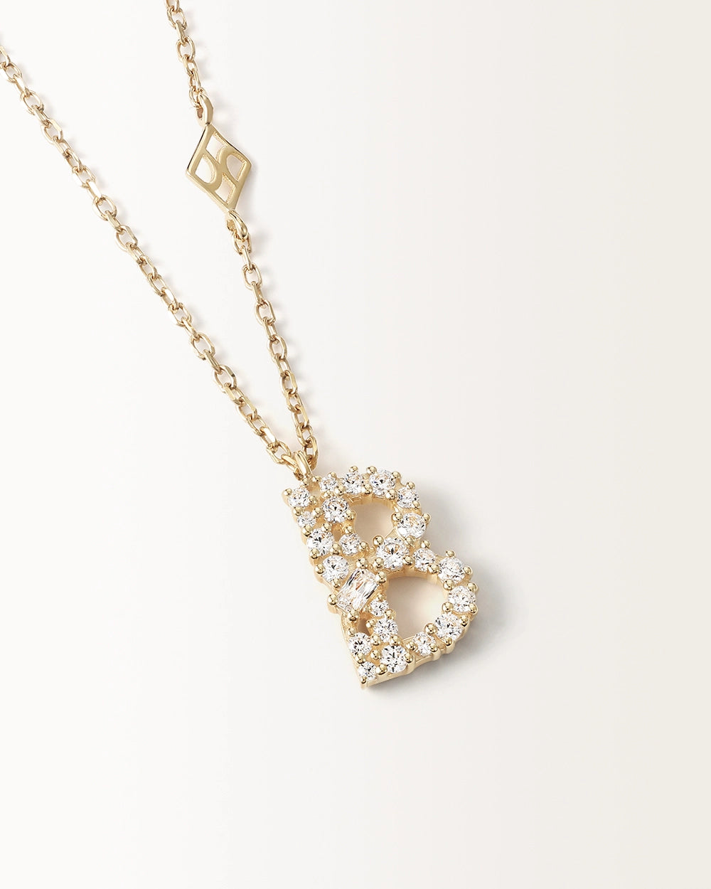 Collier Initiale B en vue zoomée sur la lettre