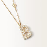 Collier Initiale B en vue zoomée sur la lettre