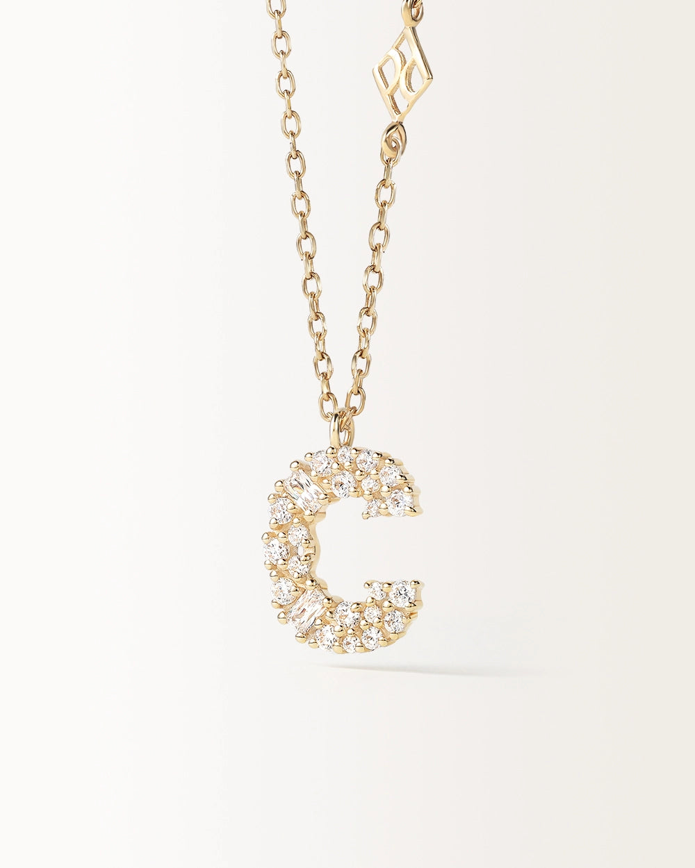 Collier Initiale C en vue zoomée sur la lettre