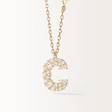 Collier Initiale C en vue zoomée sur la lettre