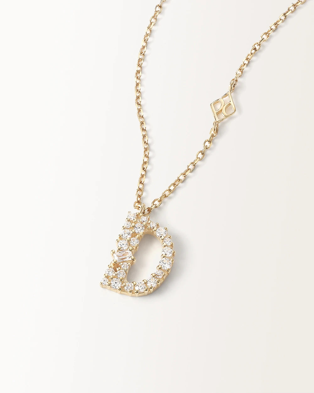 Collier Initiale D en vue zoomée sur la lettre