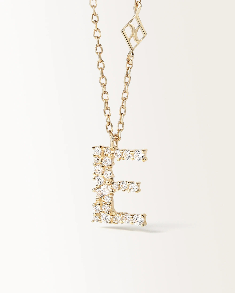 Collier Initiale E en vue zoomée sur la lettre