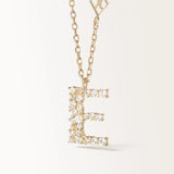 Collier Initiale E en vue zoomée sur la lettre