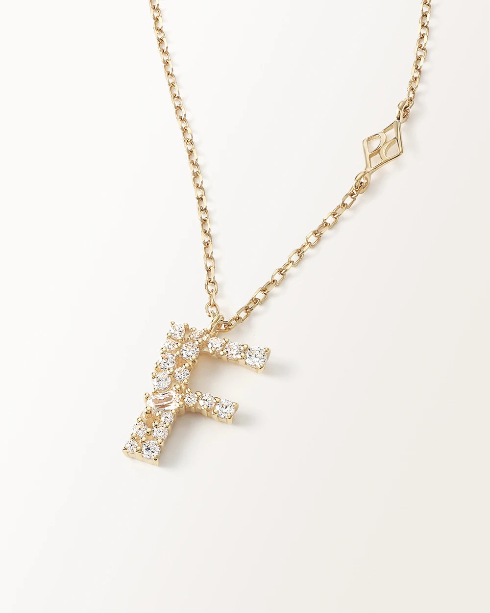 Collier Initiale F en vue zoomée sur la lettre